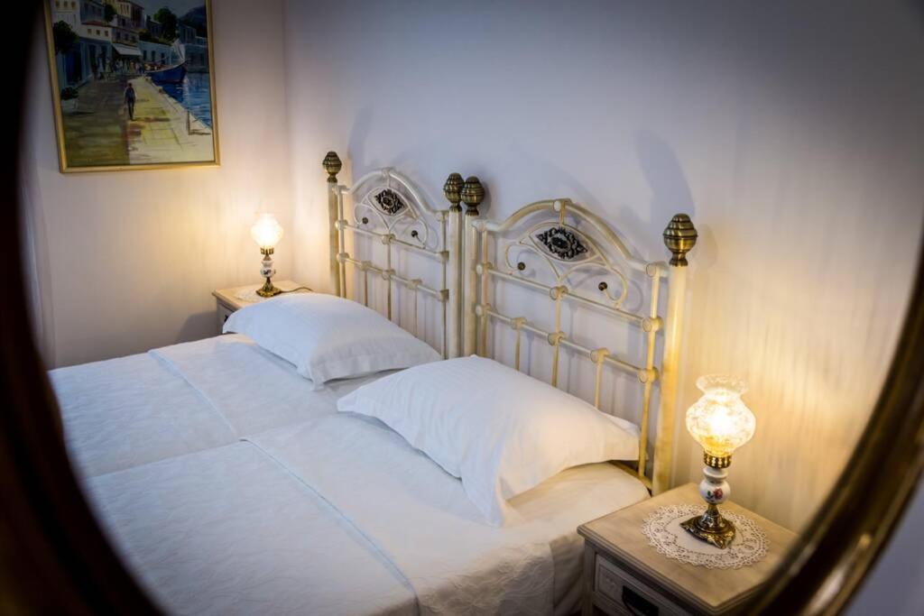 Neoclassical Apartment With 2 Bedrooms In Piræus Eksteriør billede