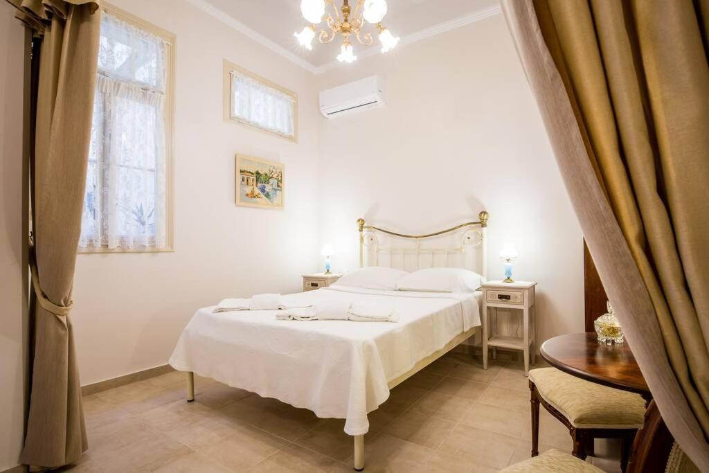 Neoclassical Apartment With 2 Bedrooms In Piræus Eksteriør billede