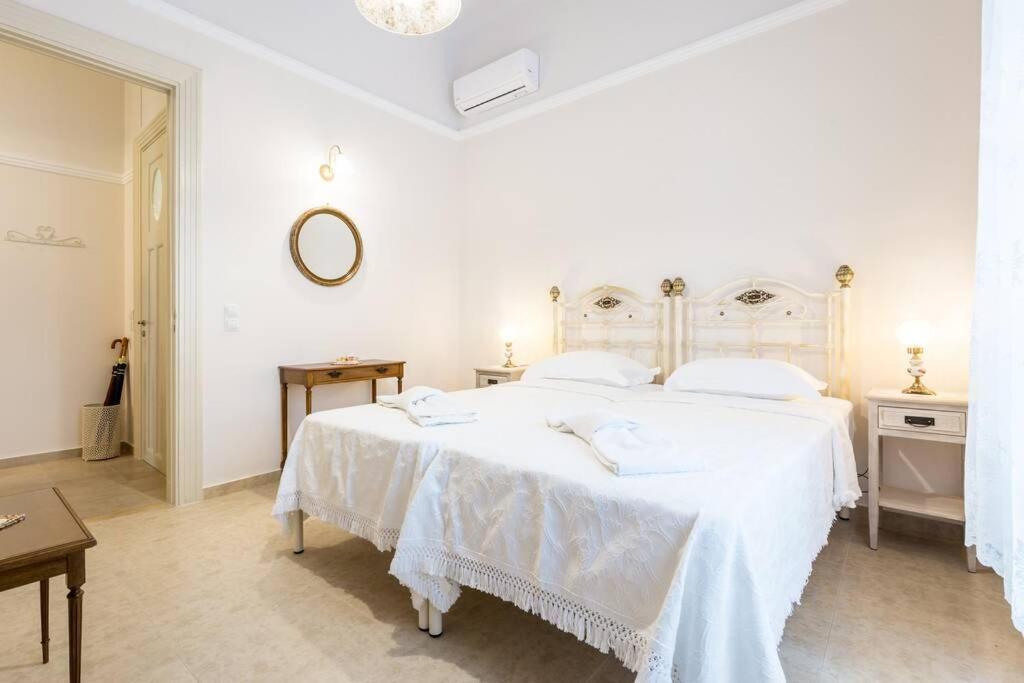 Neoclassical Apartment With 2 Bedrooms In Piræus Eksteriør billede