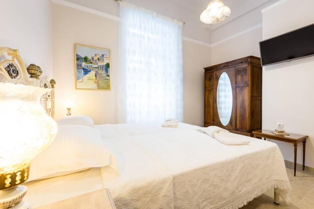 Neoclassical Apartment With 2 Bedrooms In Piræus Eksteriør billede