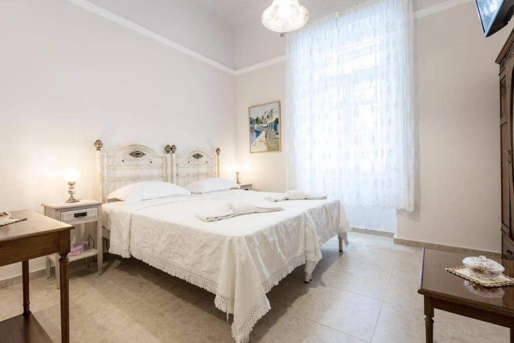 Neoclassical Apartment With 2 Bedrooms In Piræus Eksteriør billede