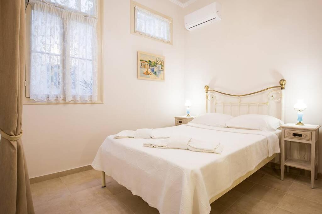 Neoclassical Apartment With 2 Bedrooms In Piræus Eksteriør billede