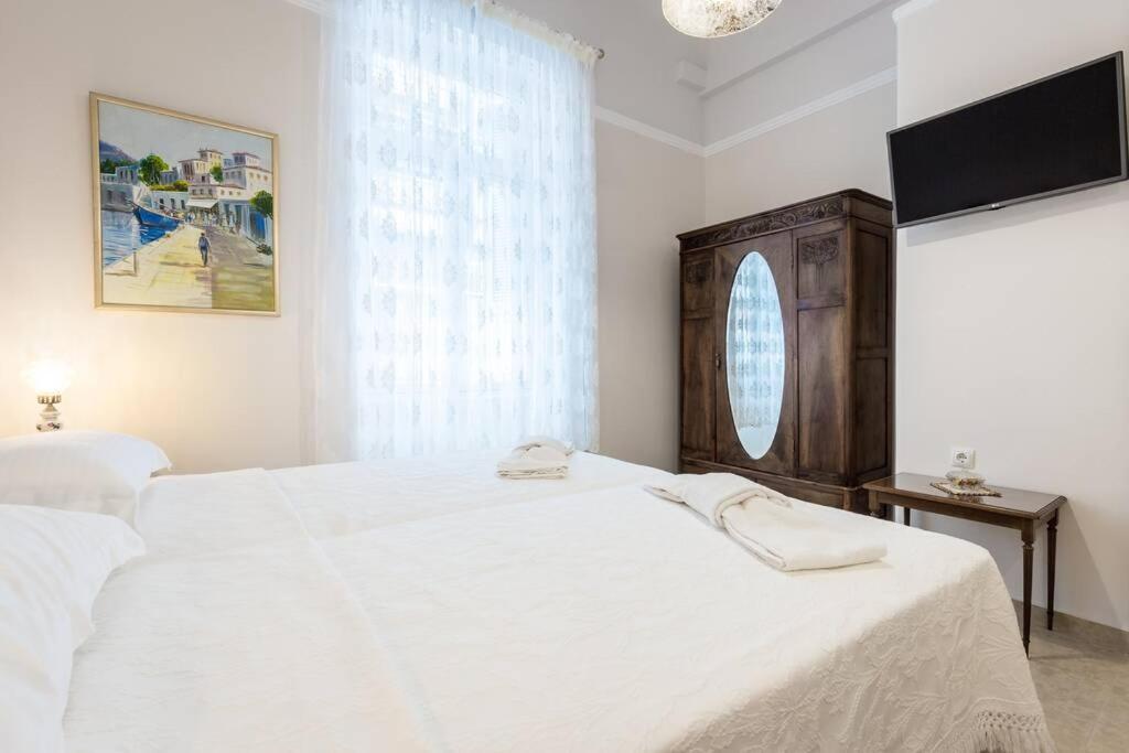 Neoclassical Apartment With 2 Bedrooms In Piræus Eksteriør billede