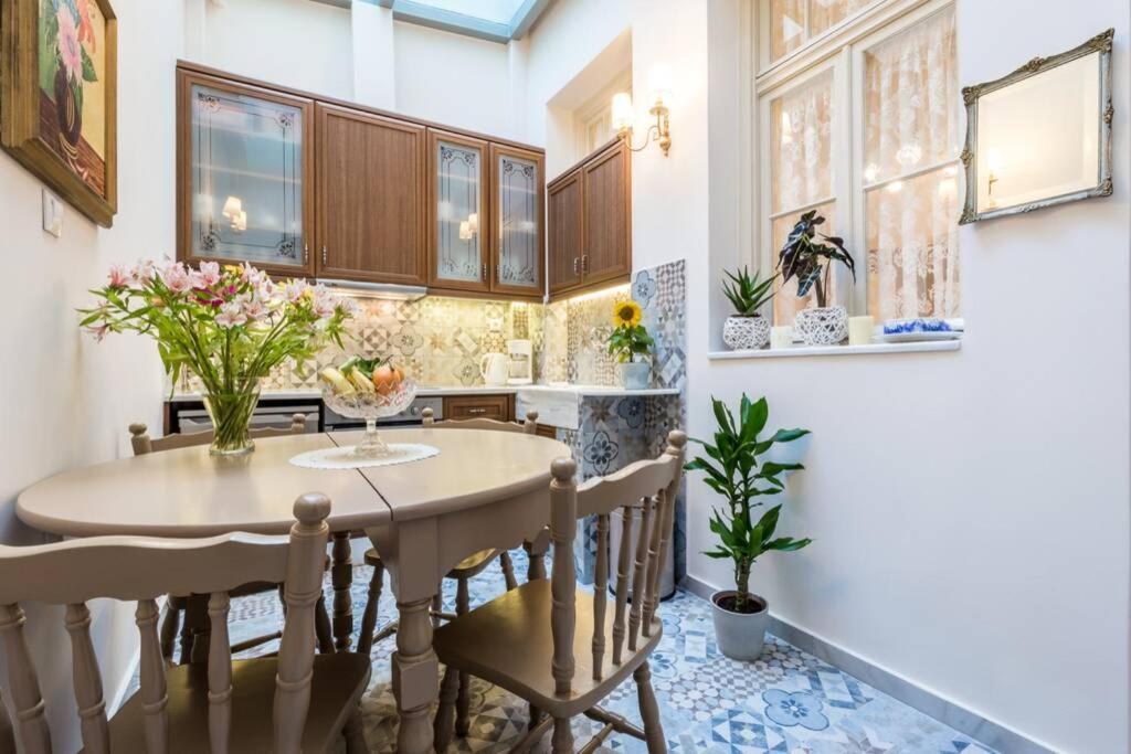 Neoclassical Apartment With 2 Bedrooms In Piræus Eksteriør billede