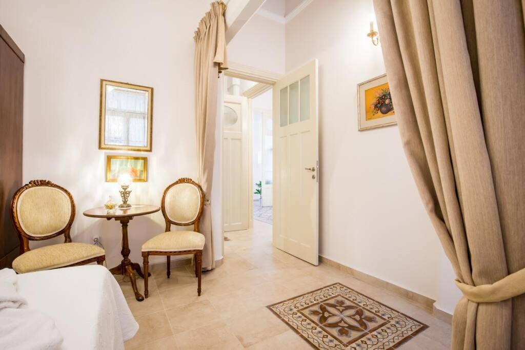 Neoclassical Apartment With 2 Bedrooms In Piræus Eksteriør billede