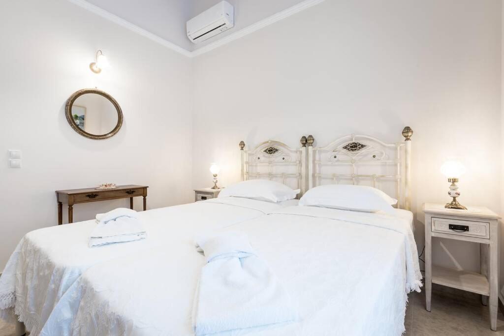 Neoclassical Apartment With 2 Bedrooms In Piræus Eksteriør billede